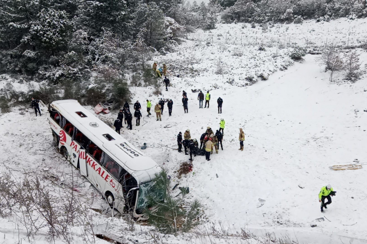 Kuzey Çevre Otoyolu&#039;nda yolcu otobüsü şarampole devrildi: 3 ölü, 15 yaralı