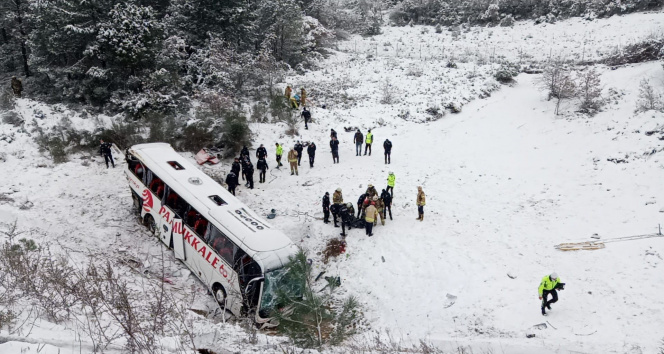 Kuzey Çevre Otoyolunda yolcu otobüsü şarampole devrildi: 3 ölü, 15 yaralı