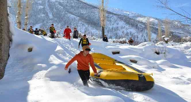 Milli sporcular, eksi 10 derecede rafting antrenmanları yapıyorlar