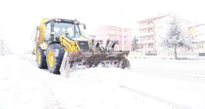 Karaman şehir merkezinde kar kalınlığı 30 santimi aştı