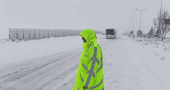 Polis ekipleri karayolunda sürücüleri uyardı