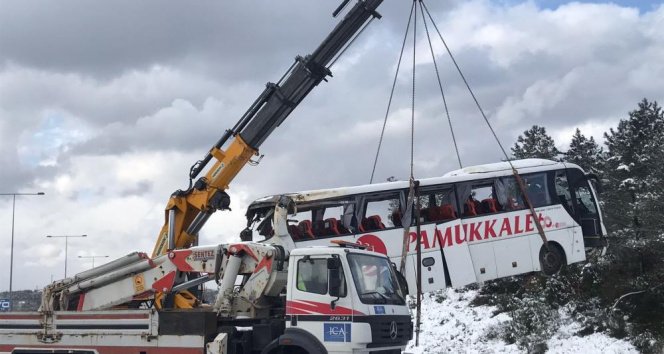 Şarampole devrilen yolcu otobüsü kaza yerinden kaldırıldı
