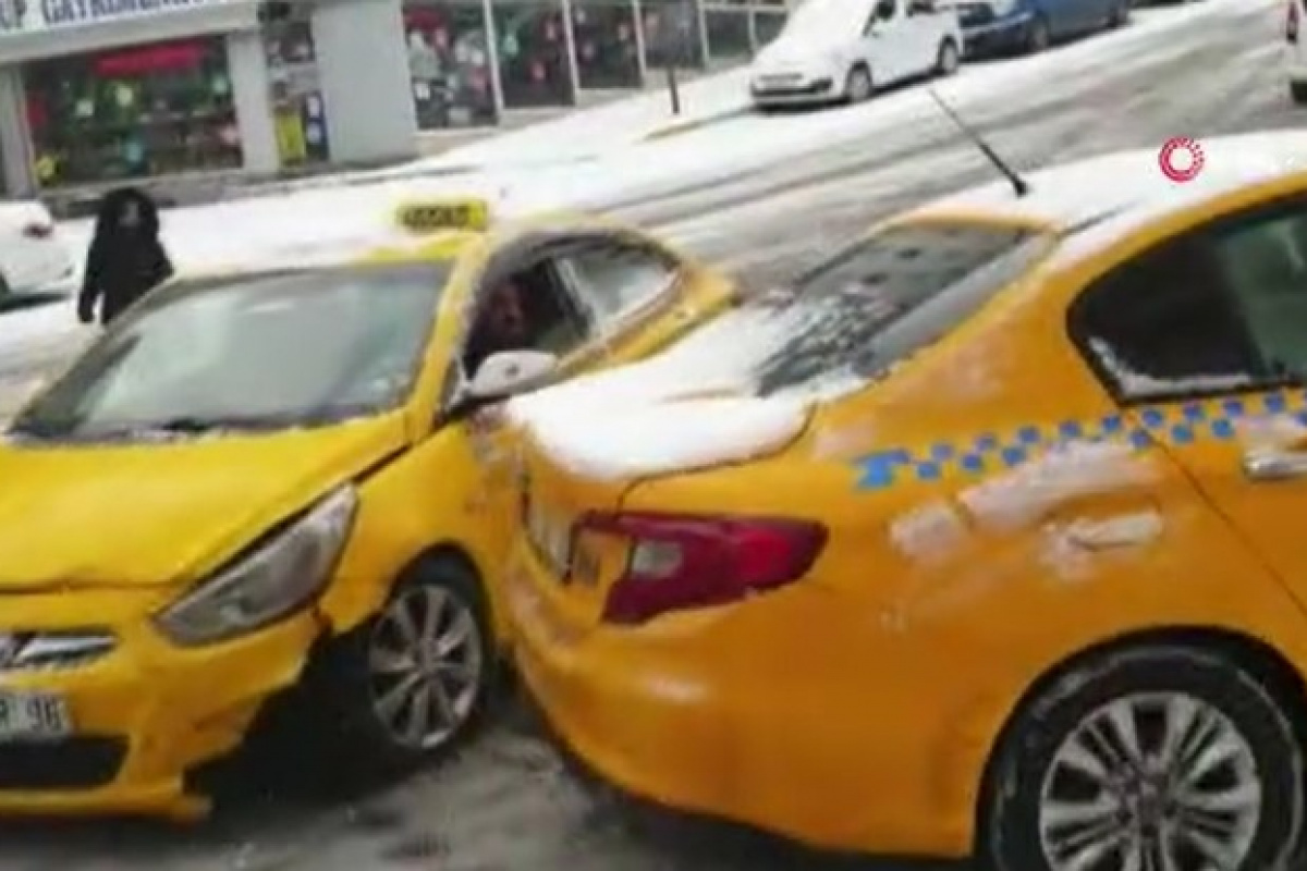 Kayan taksilerin kaza anı kamerada