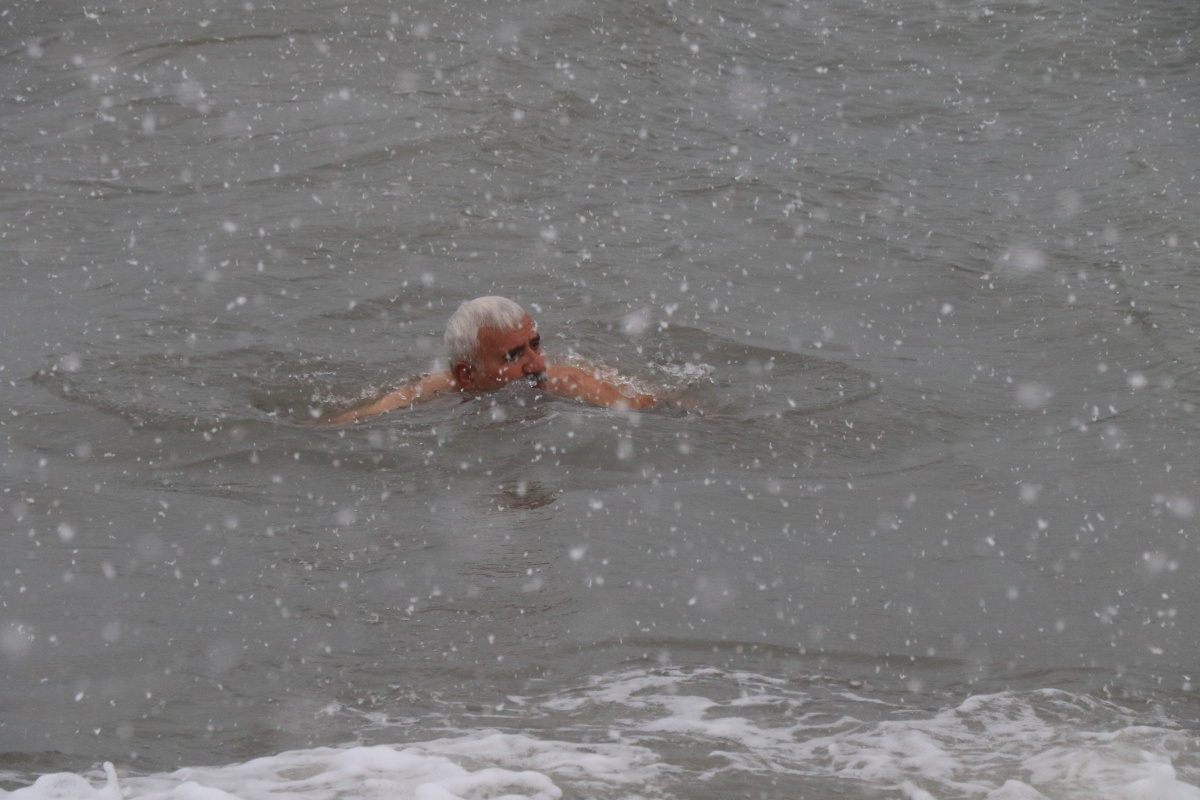 Buz Adam eksi 2 derecede denize girdi, kar banyosu yaptı
