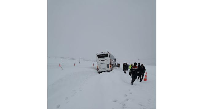 Kara saplanan otobüsü jandarma kurtardı