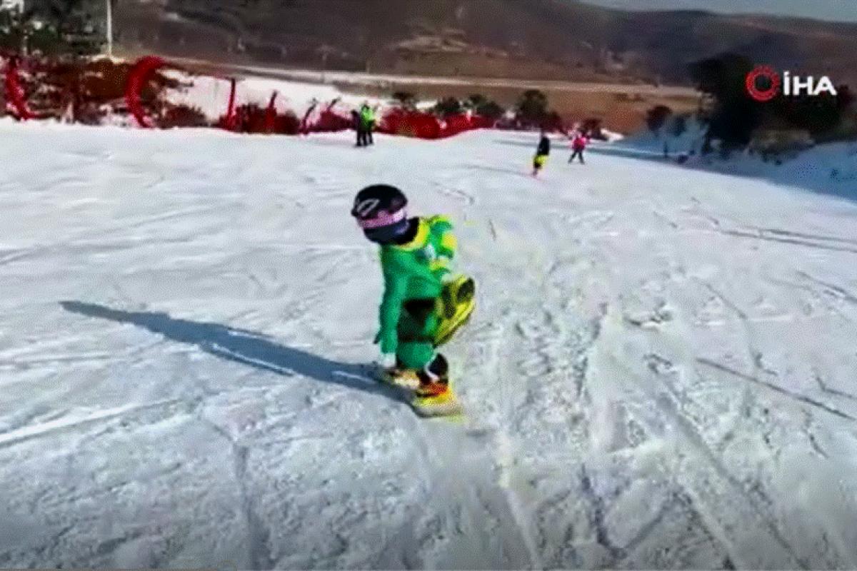 Çin'de 3 yaşındaki kız çocuğundan snowboard gösterisi