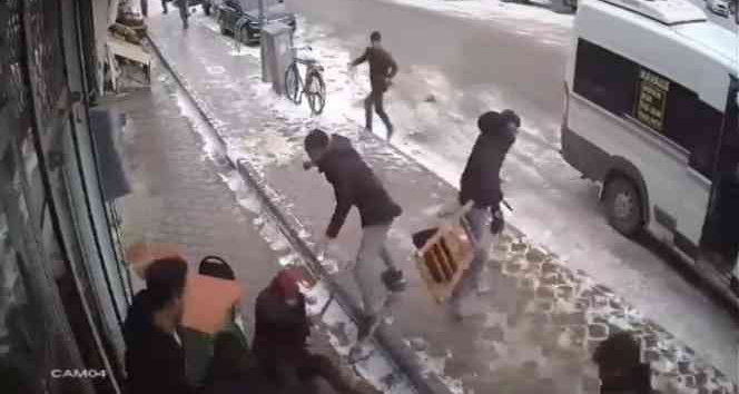 Iğdır’da bıçak, taş, sopa ve sandalyeli kavga kamerada