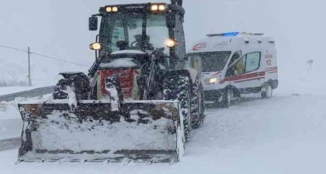 Besni’de şiddetli kar ve tipi bazı yolları kapattı