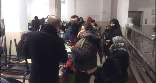 Kar yolları kapadı, yolcular yurtlara yerleştirildi