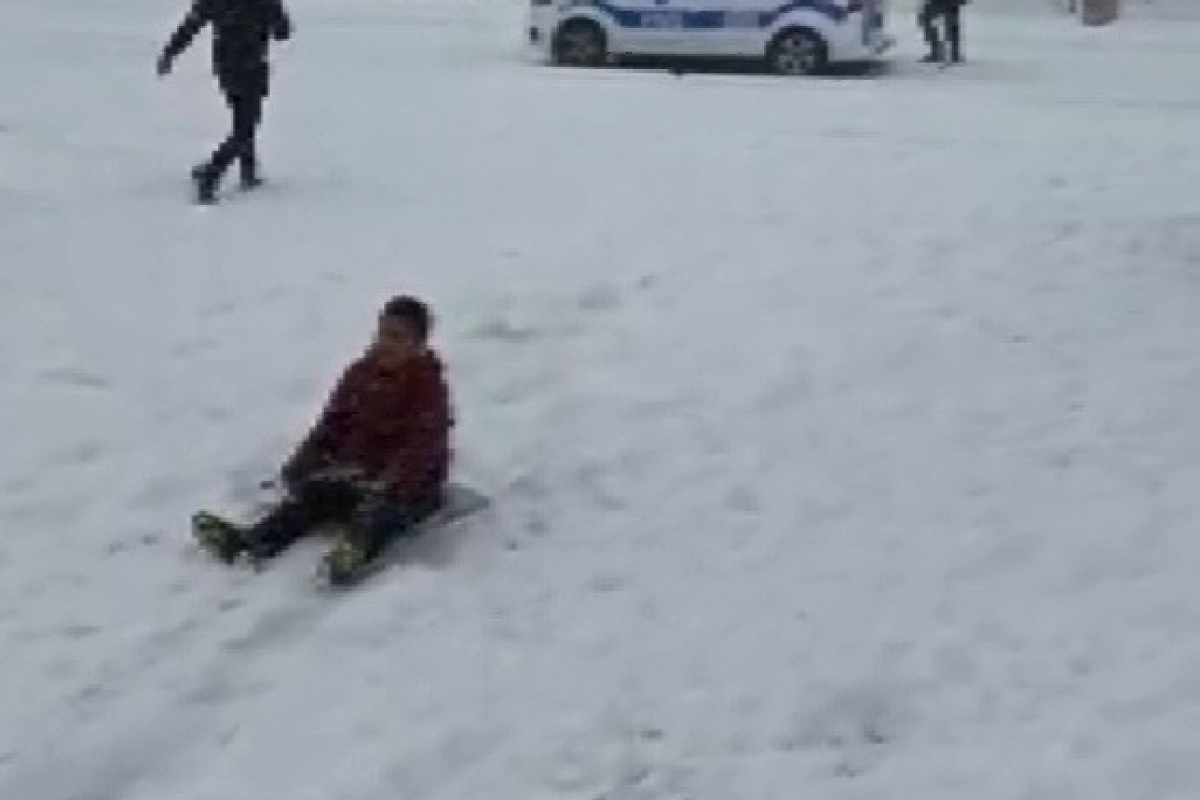 Çocuklar ile polis ekiplerinin sokakta poşetle kayak keyfi