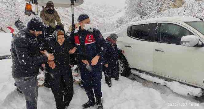Jandarma yaşlı çifti sırtına alarak tahliye etti