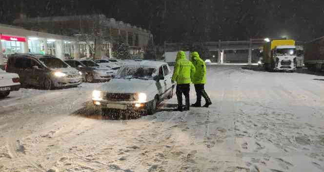 Ankara-Kayseri karayolunda trafik kontrollü sağlanıyor