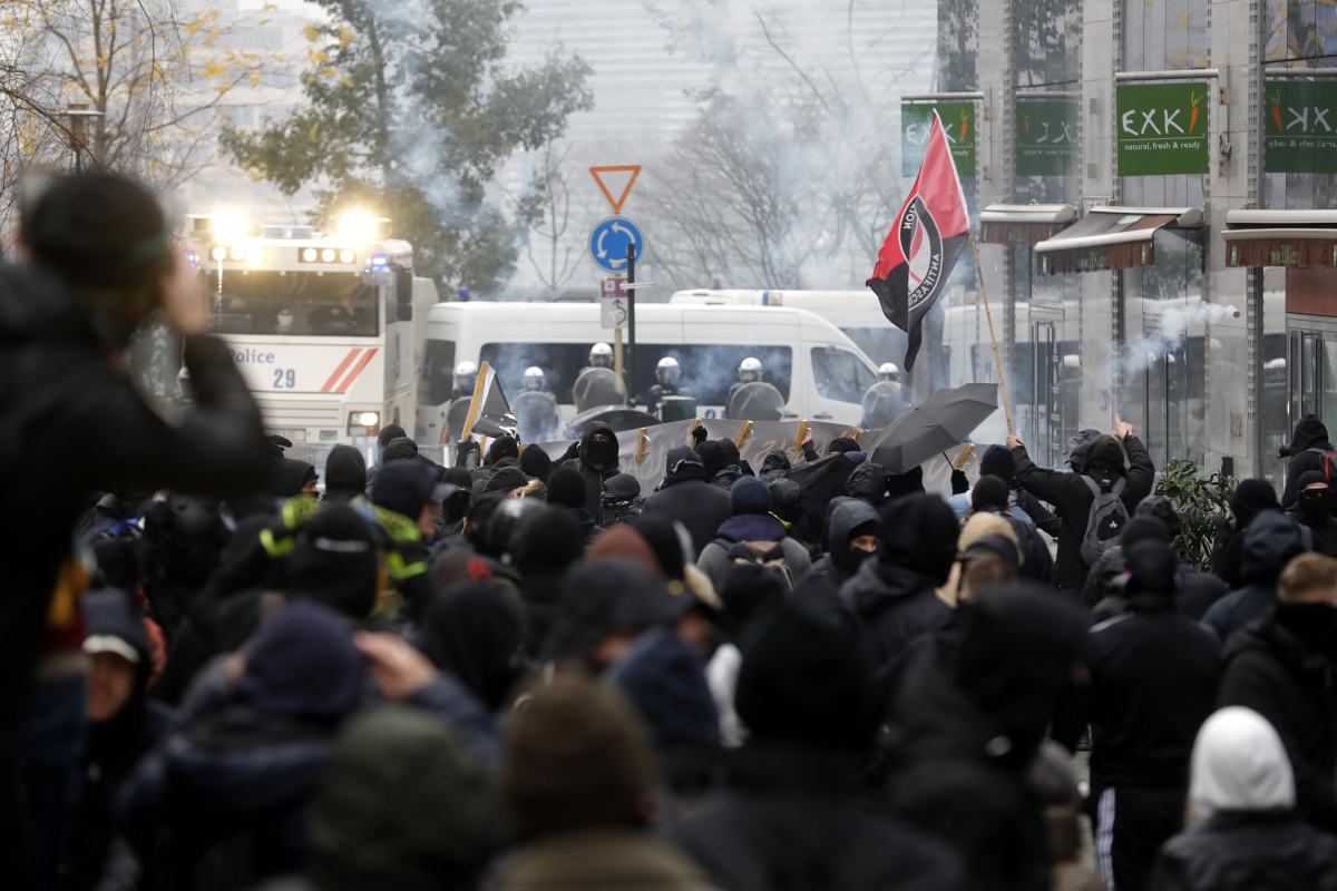 Belçika'da Covid-19 kısıtlamaları protestosuna polis müdahalesi