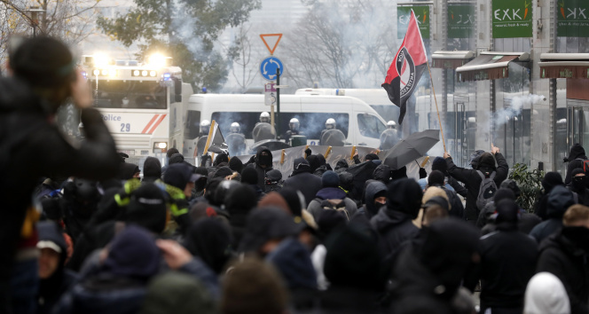 Belçikada Covid-19 kısıtlamaları protestosuna kolluk müdahalesi