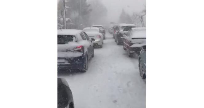 İzmir’de ulaşıma kar engeli: Onlarca vatandaş araçlarında mahsur kaldı
