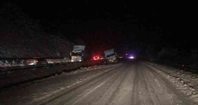 Tokat’ta yol ulaşıma kapatıldı, bir çok araç kara saplandı