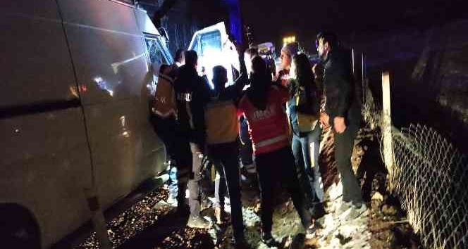 Siirt’te minibüs tıra çarptı: 2 yaralı