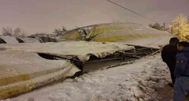 Yoğun kar yağışına dayanamayan halı sahnın çatısı çöktü