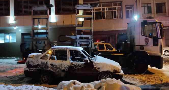 Gaziosmanpaşa’da yıllardır park halinde olan otomobil yandı, içerisinden erkek cesedi çıktı