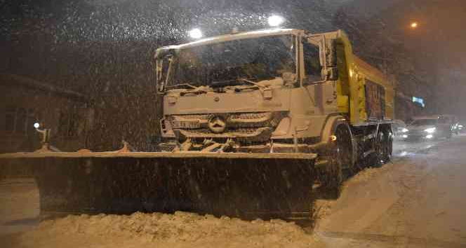 İstanbul’da gece kar yağışı etkili oldu, araçlar yollarda kaldı