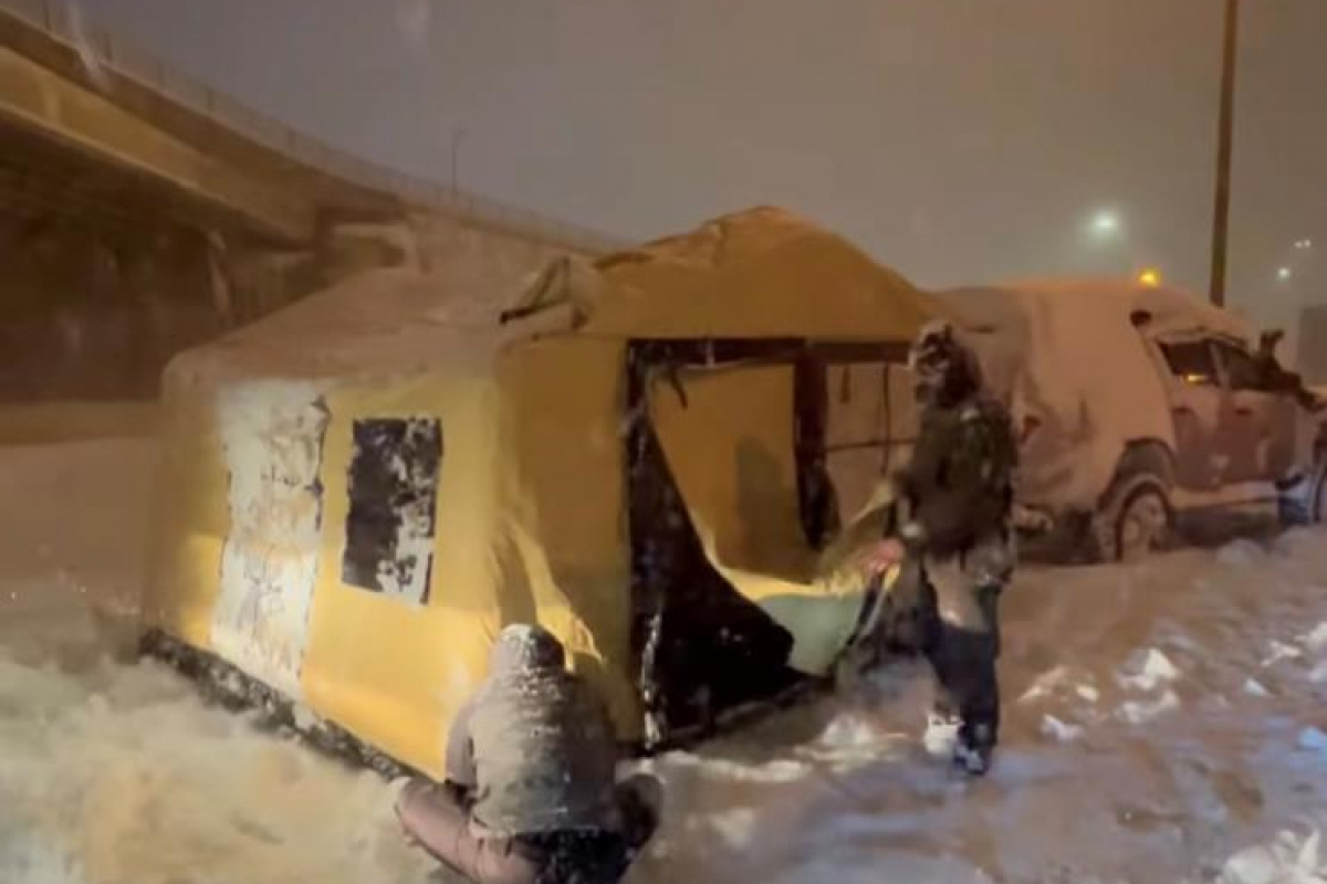 TEM'de mahsur kalan aile yola çadır kurdu