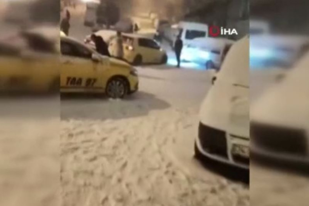 Bağcılar'da karla kaplı yolda 10 araç birbirine çarptı