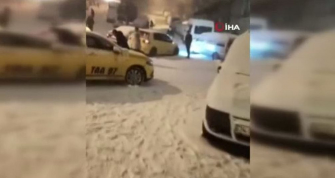 Bağcılarda karla kaplı yolda 10 araç birbirine çarptı