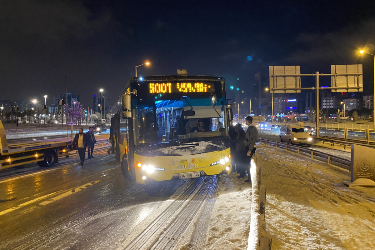Kar lastiği olmayan İETT otobüsü 500T yolda kaldı