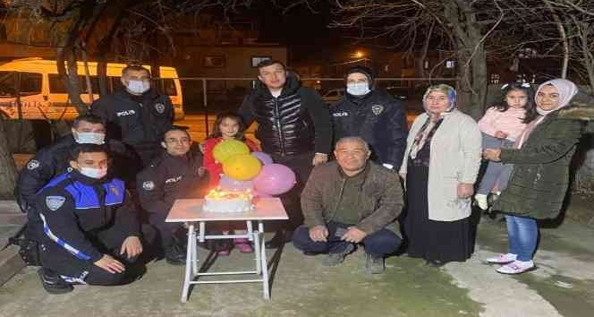 Pastanın üzerinde polis babasının fotoğrafını gören Mira, gözyaşlarını tutamadı