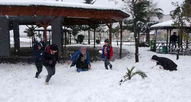 Lapa lapa yağan kar altında çocukların kartopu keyfi