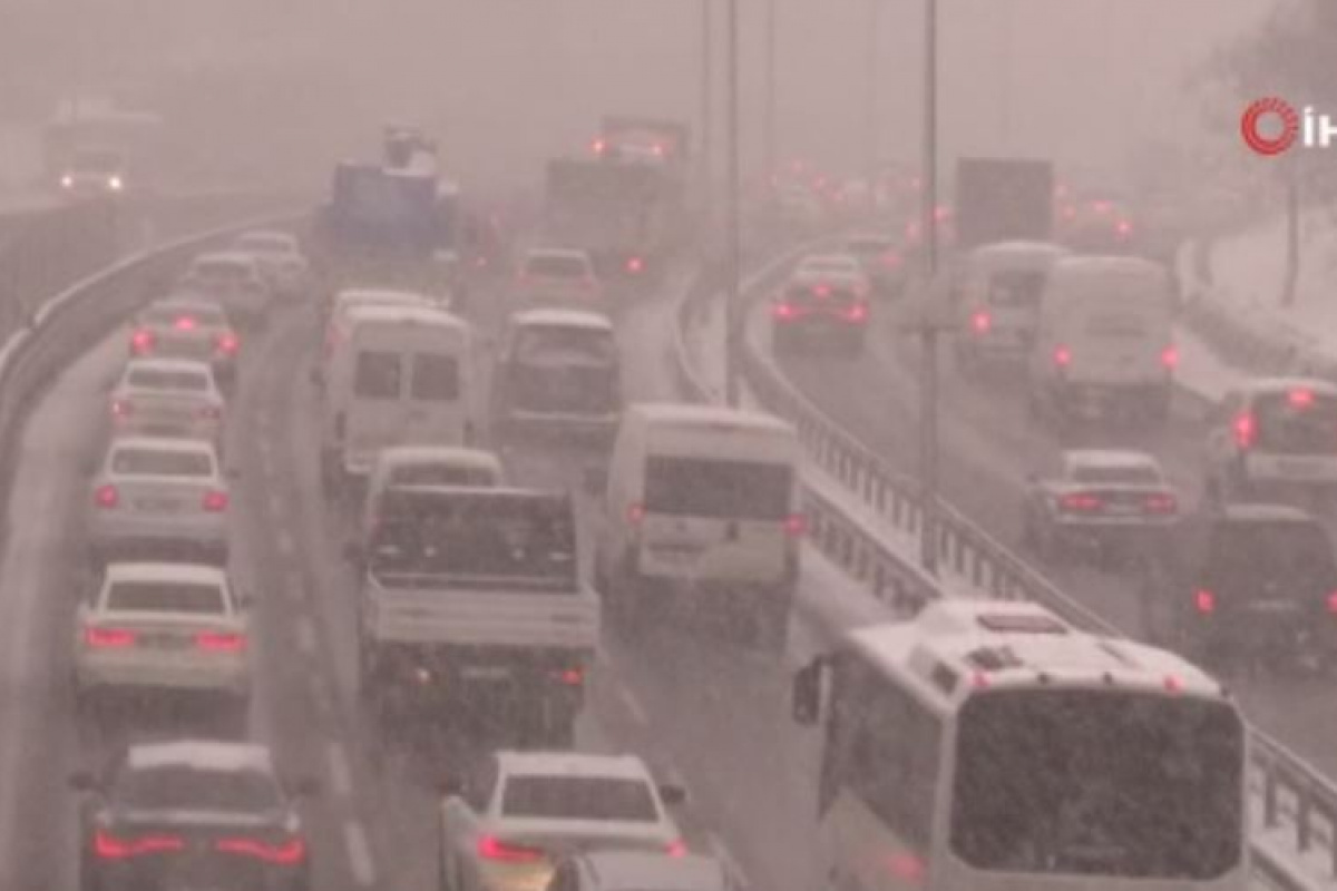 Sefaköy'de E-5'te trafik kar yağışı nedeniyle durma noktasına geldi