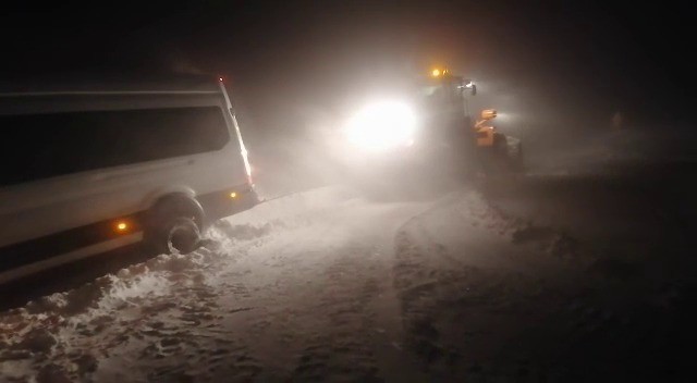 Siirt’te kar ve tipide mahsur kalan sporcu kafilesi kurtarıldı
