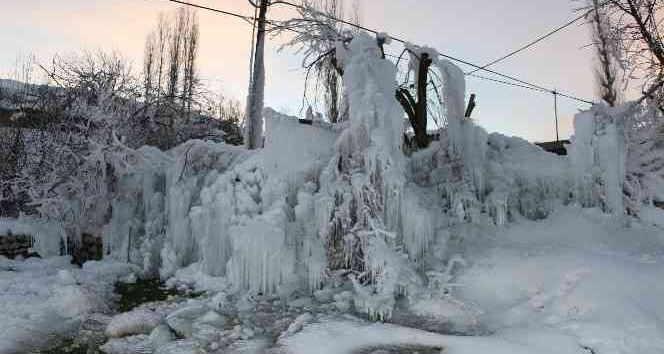 Uludere’de çeşme borusunun patlamasıyla buz sarkıtları oluştu