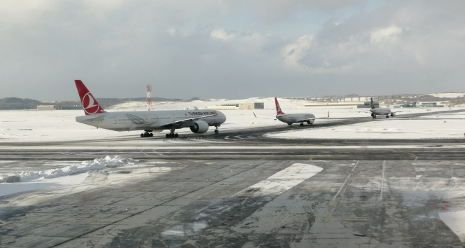 İstanbul Havalimanında karla mücadele kesintisiz sürüyor