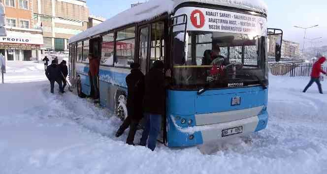 Yozgat’ta karla kaplı yollarda araçlar mahsur kaldı, özel halk otobüsü kara saplandı