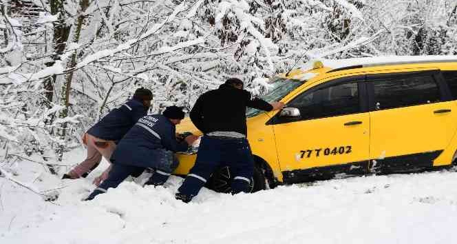 Yalova’da kar sebebiyle araçlar yoldan çıktı