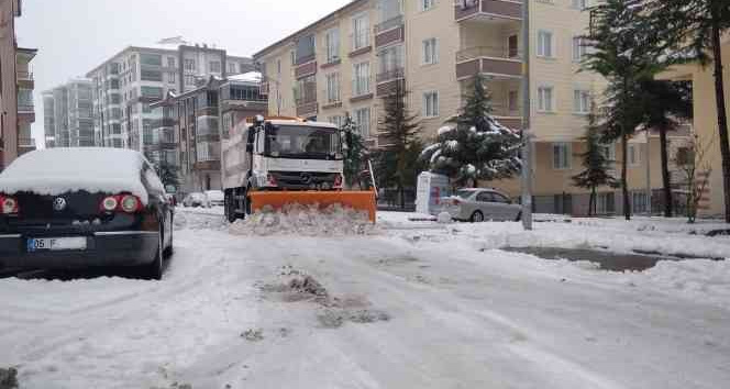 Pursaklar’da her an her dakika her sokakta karla mücadele