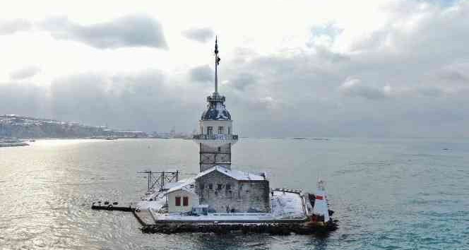 Beyaz gelinliğini giyen Kız Kulesi fotoğrafçı akınına uğradı