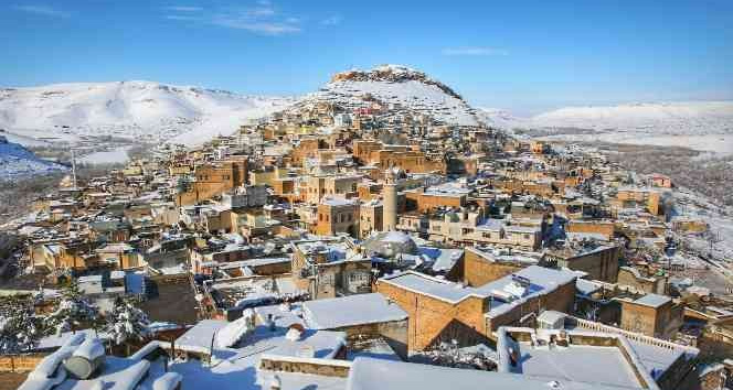 Mardin’de karla birlikte tarihi yapılar beyazla süslendi