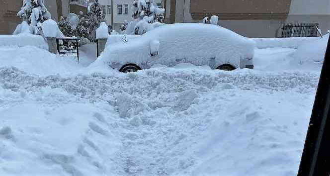 Tokat’ta araçlar kar altında kayboldu