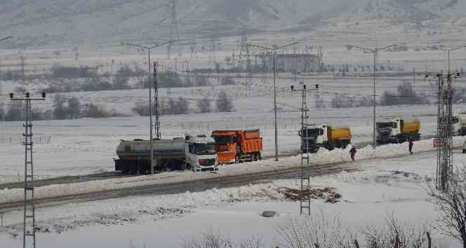 Batman’da kayan tır yolu ulaşıma kapattı