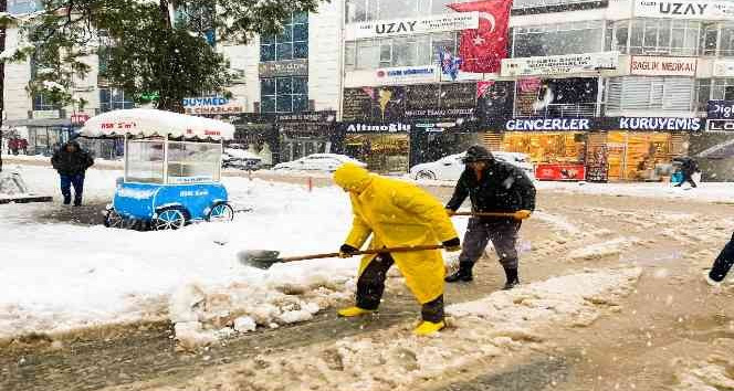 Erbaa Belediyesi ekiplerinin 32 saatlik kar mesaisi