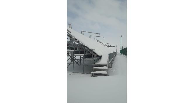 Karın ağırlığına dayanamayan tribününün çatısı çöktü