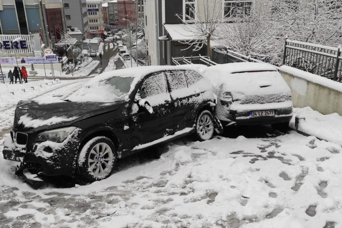 İstanbul'da kar kazası: Yokuş aşağıya kayan cip 11 araca çarptı