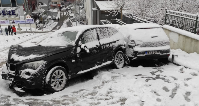 İstanbulda kar kazası: Yokuş aşağıya kayan cip 11 araca çarptı