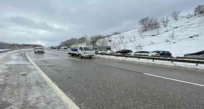 Yalova-Bursa kara yolu kayan tır sebebiyle kapandı