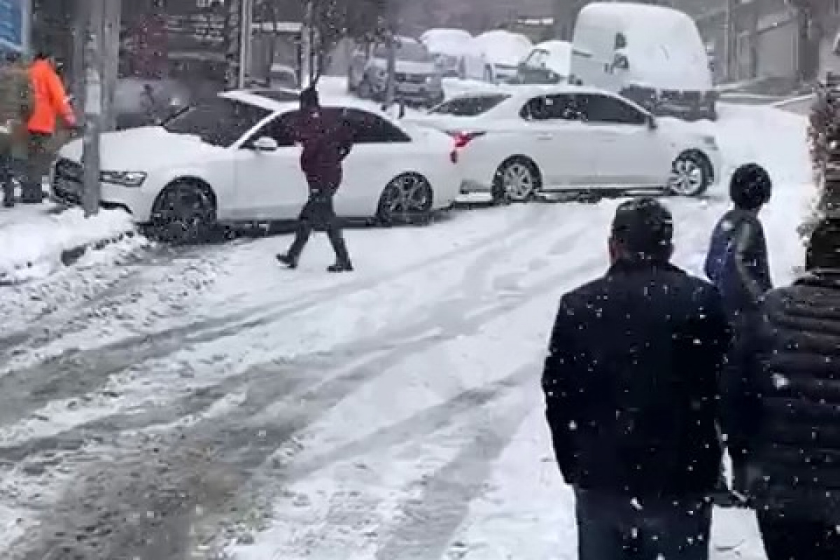 Arnavutköy'de karlı yolda kayan iki araç çarpıştı
