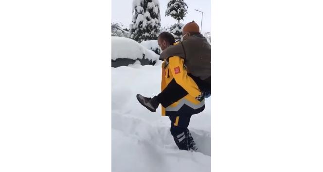 Kar yolları kapadı, sağlık görevlisi hastayı sırtında taşıdı