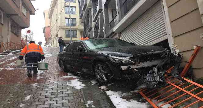 Sokak araları buz pistine döndü, bir araç kayarak garaja daldı