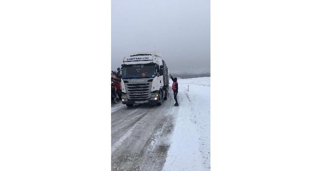Kızılay yolda kalan vatandaşlara kumanya dağıttı